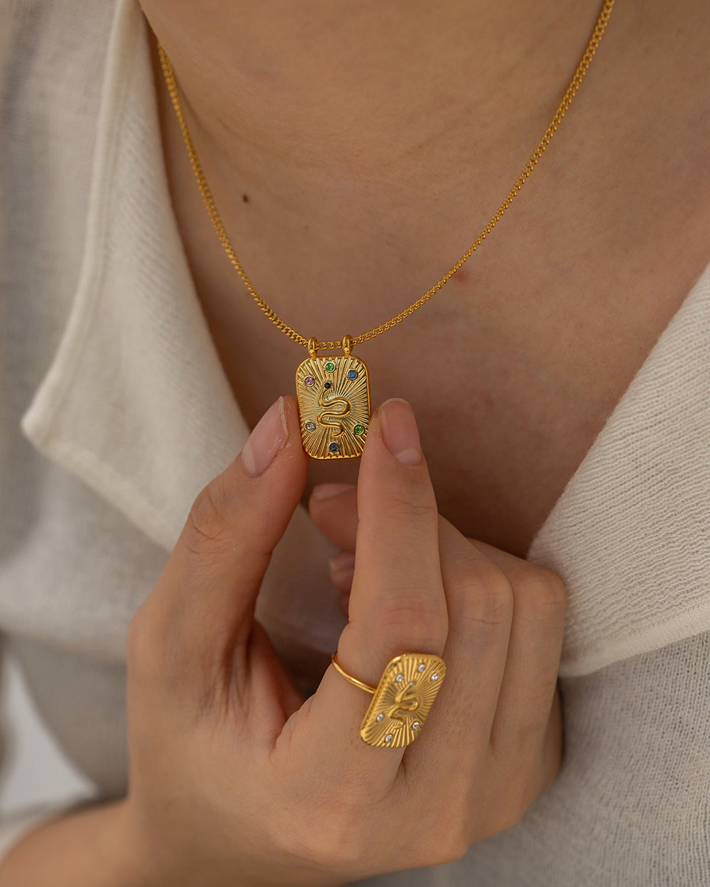 5pcs Vintage Style 18 K-Plated Stainless Steel Square Pendant Necklace With Diamond Serpentine Pattern Fashion Jewelry