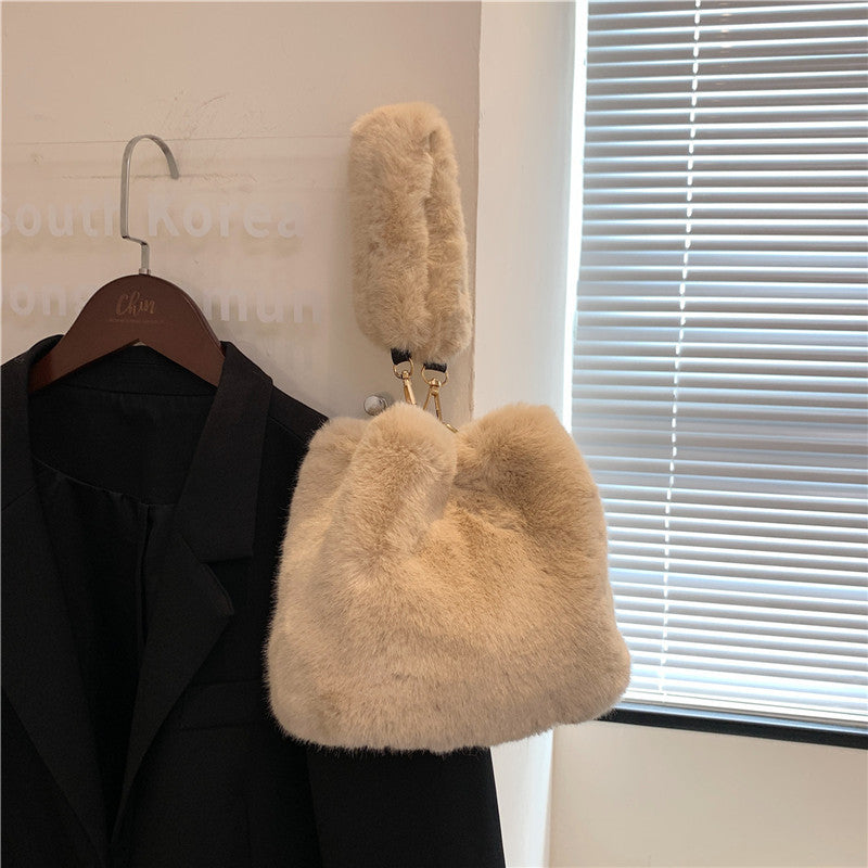 New Soft Plush Chain Crossbody Bag - Autumn and Winter Fashion for Women with a Touch of Luxurious Furry Elegance