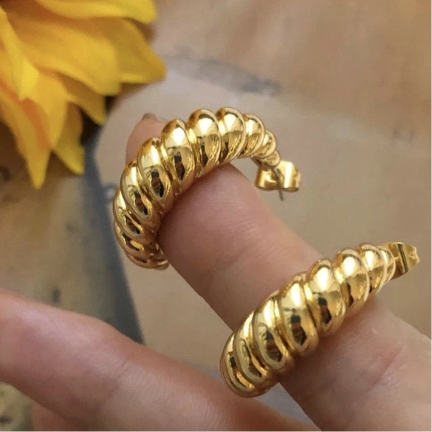 5pcs New Titanium Steel Gold Plated Twist Hoop Earrings Stylish 18-Karat Gold Plated Stainless Steel Croissant Earrings
