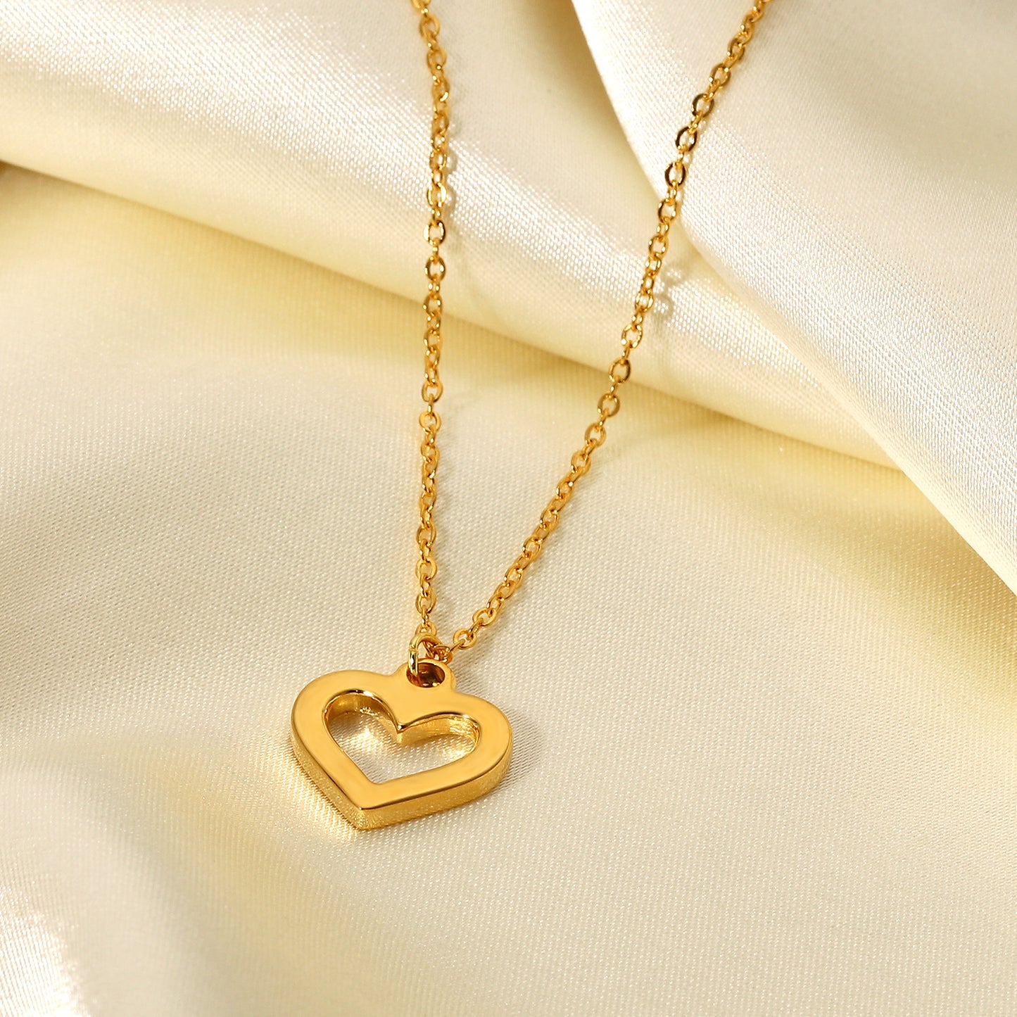 5pcs New 18K Gold Vacuum Electroplated Heart Necklace Stainless Steel Transparent Zircon Hollow Heart Pendant Necklace For Women