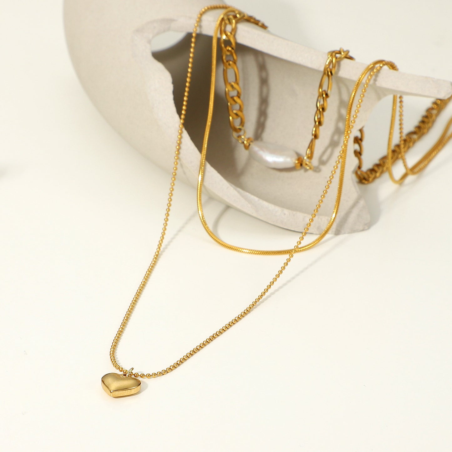 5 pcs 18K Gold-Plated Stainless Steel Three-Layer Heart-Shaped Pendant Necklace Figaro Chain Natural Light Pearl Necklace For Women