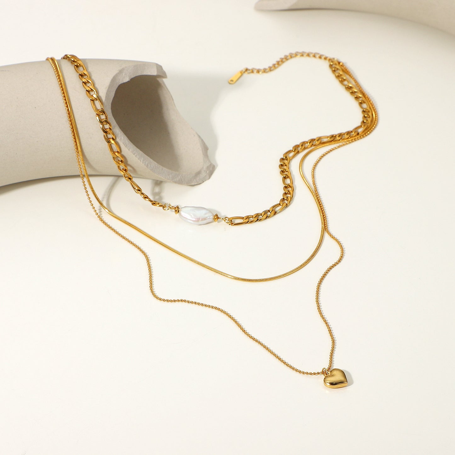 5 pcs 18K Gold-Plated Stainless Steel Three-Layer Heart-Shaped Pendant Necklace Figaro Chain Natural Light Pearl Necklace For Women