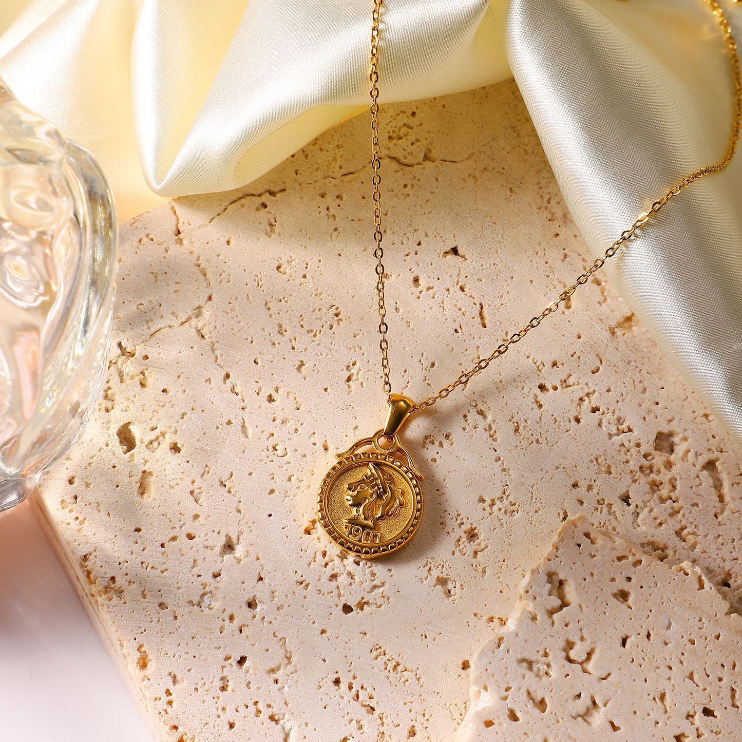 5pcs Stylish 18K Stainless Steel Double-Sided Three-Dimensional Relief 1901 Queen Elizabeth Head Coin Pendant Necklace