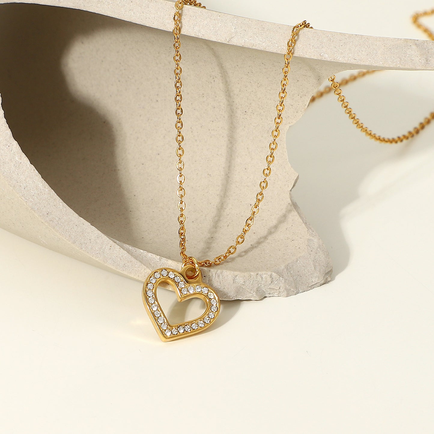 5pcs New 18K Gold Vacuum Electroplated Heart Necklace Stainless Steel Transparent Zircon Hollow Heart Pendant Necklace For Women