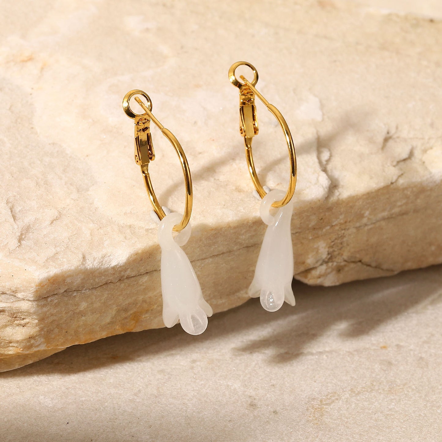 5pcs Stylish Vintage 18K Gold Stainless Steel Earrings Semi-Precious White Magnolia Pendant Earrings Fashion Women's Earrings