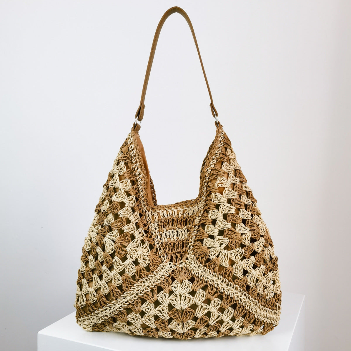 The New Hand-Made Straw Hollow Square Flower Big Triangle Color Contrast Woven Shoulder Bag