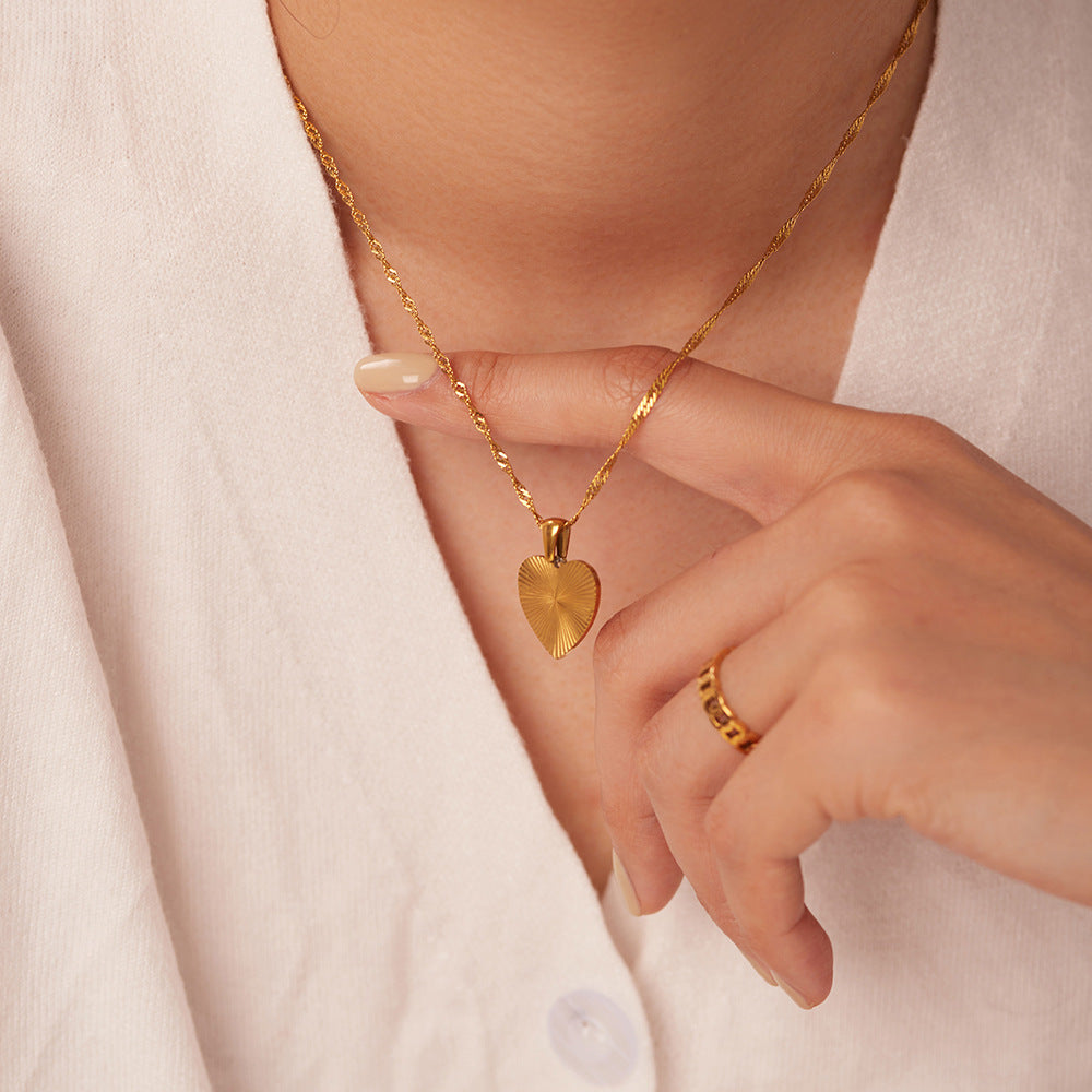 5pcs Simple Retro Inspired Love Necklace Women's 18K Gold Vacuum Electroplated Stainless Steel Heart Necklace Pendant