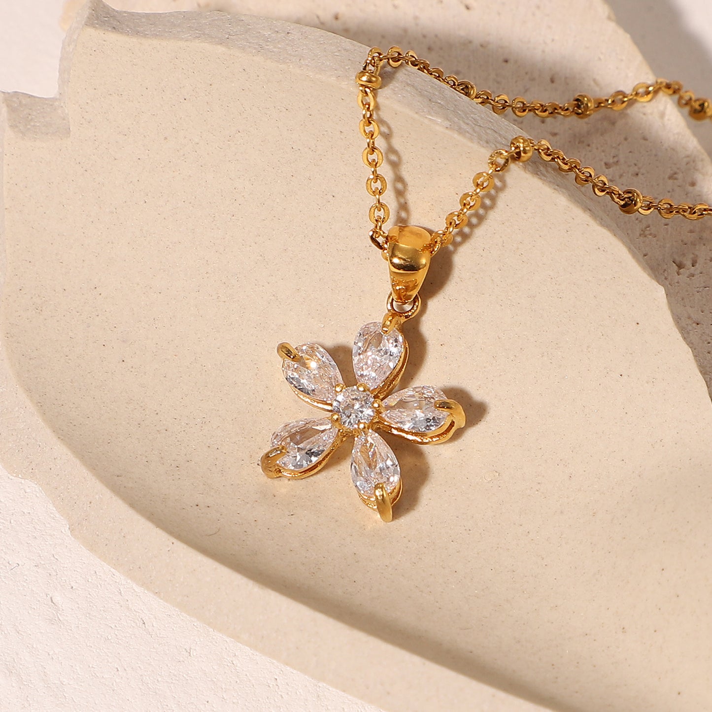 5pcs New Flower Necklace 18K Gold Plated Stainless Steel 16Mm White Zircon Five-Petal Flower Pendant Necklace For Women