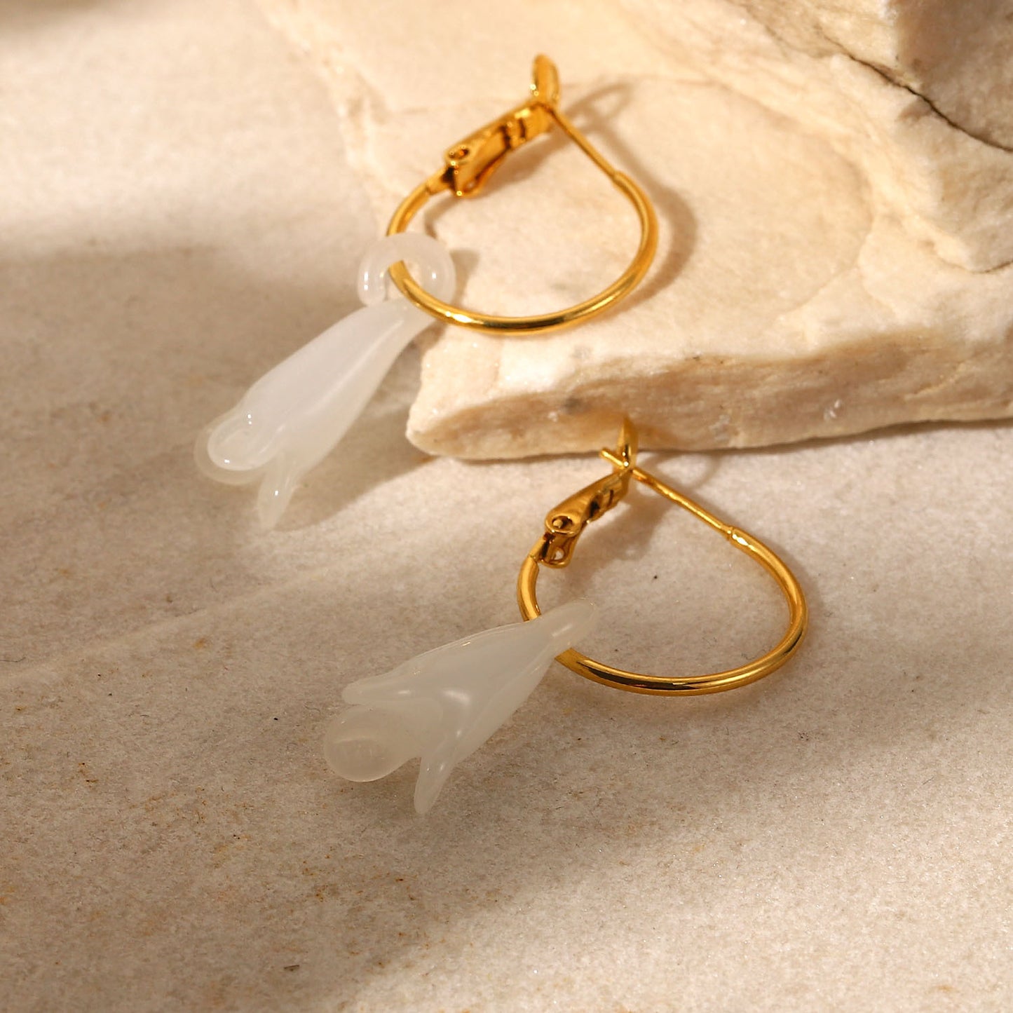 5pcs Stylish Vintage 18K Gold Stainless Steel Earrings Semi-Precious White Magnolia Pendant Earrings Fashion Women's Earrings