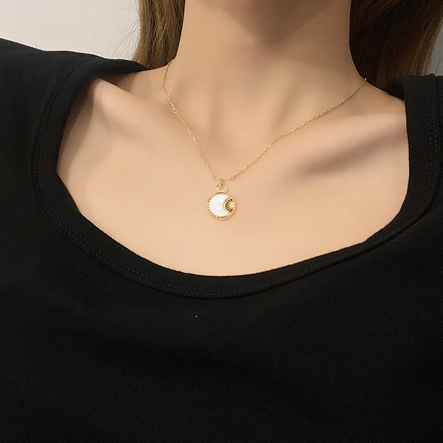 5pcs Stainless Steel White Shell Moon Necklace Party 18K Gold Plated Round Shell Pendant Necklace Ornaments For Women