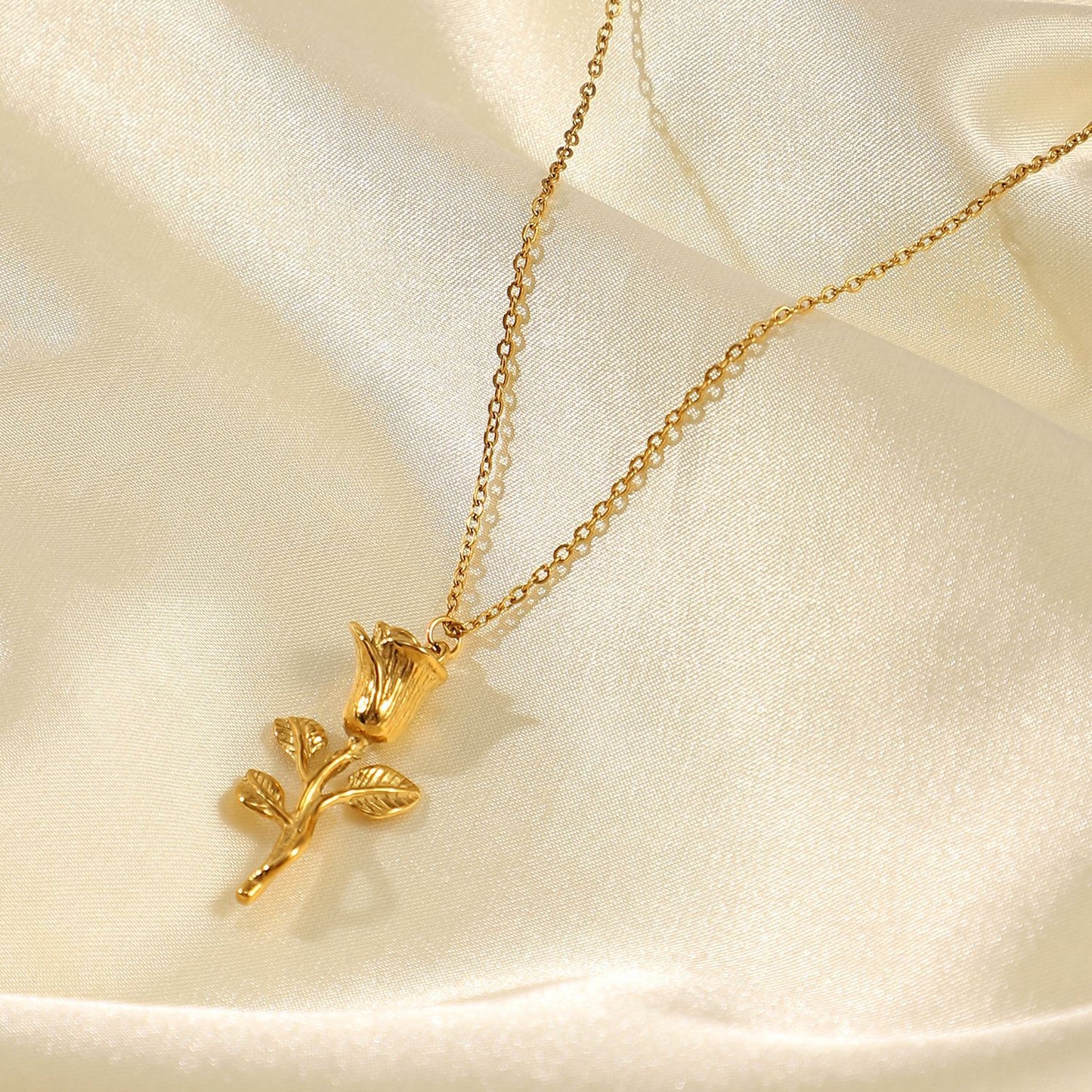 5pcs New Fashion 18K Gold Plated Three-Dimensional Rose Pendant Necklace Jewelry Women's Necklace Jewelry