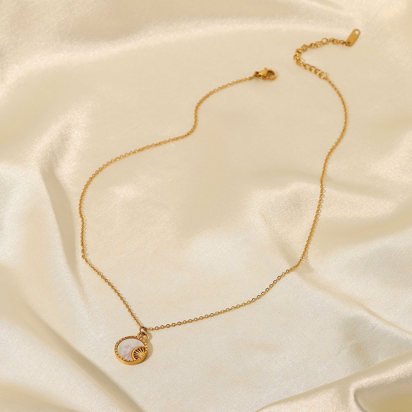 5pcs Stainless Steel White Shell Moon Necklace Party 18K Gold Plated Round Shell Pendant Necklace Ornaments For Women