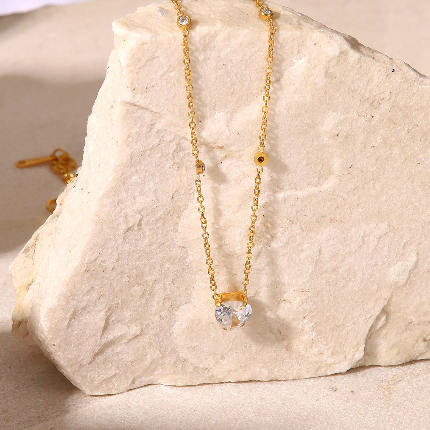 5pcs 18K Gold-Plated Stainless Steel Necklace White Heart-Shaped Zircon Necklace Ladies Temperament Jewelry With A Of Necklaces