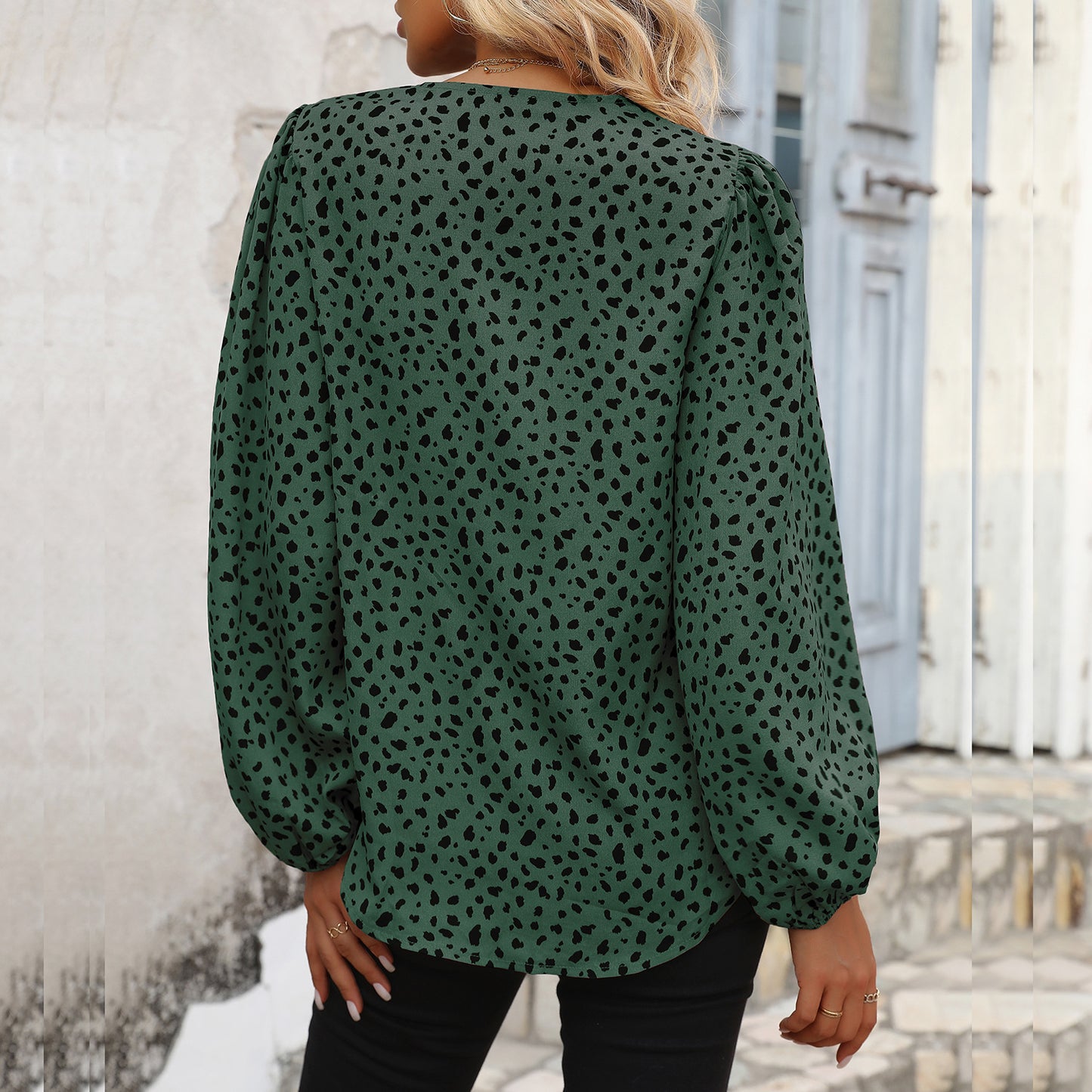 Stylish Autumn and Winter Commuter Wind Top: Long Sleeve V-Neck Design for Women