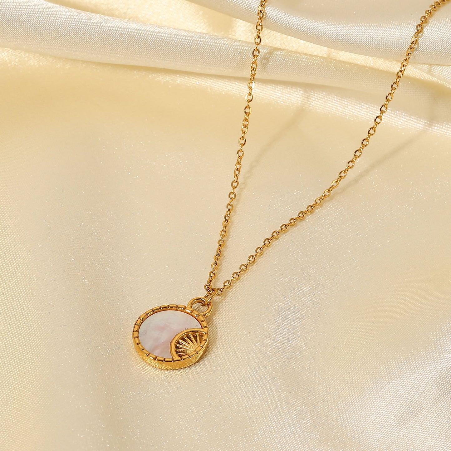 5pcs Stainless Steel White Shell Moon Necklace Party 18K Gold Plated Round Shell Pendant Necklace Ornaments For Women