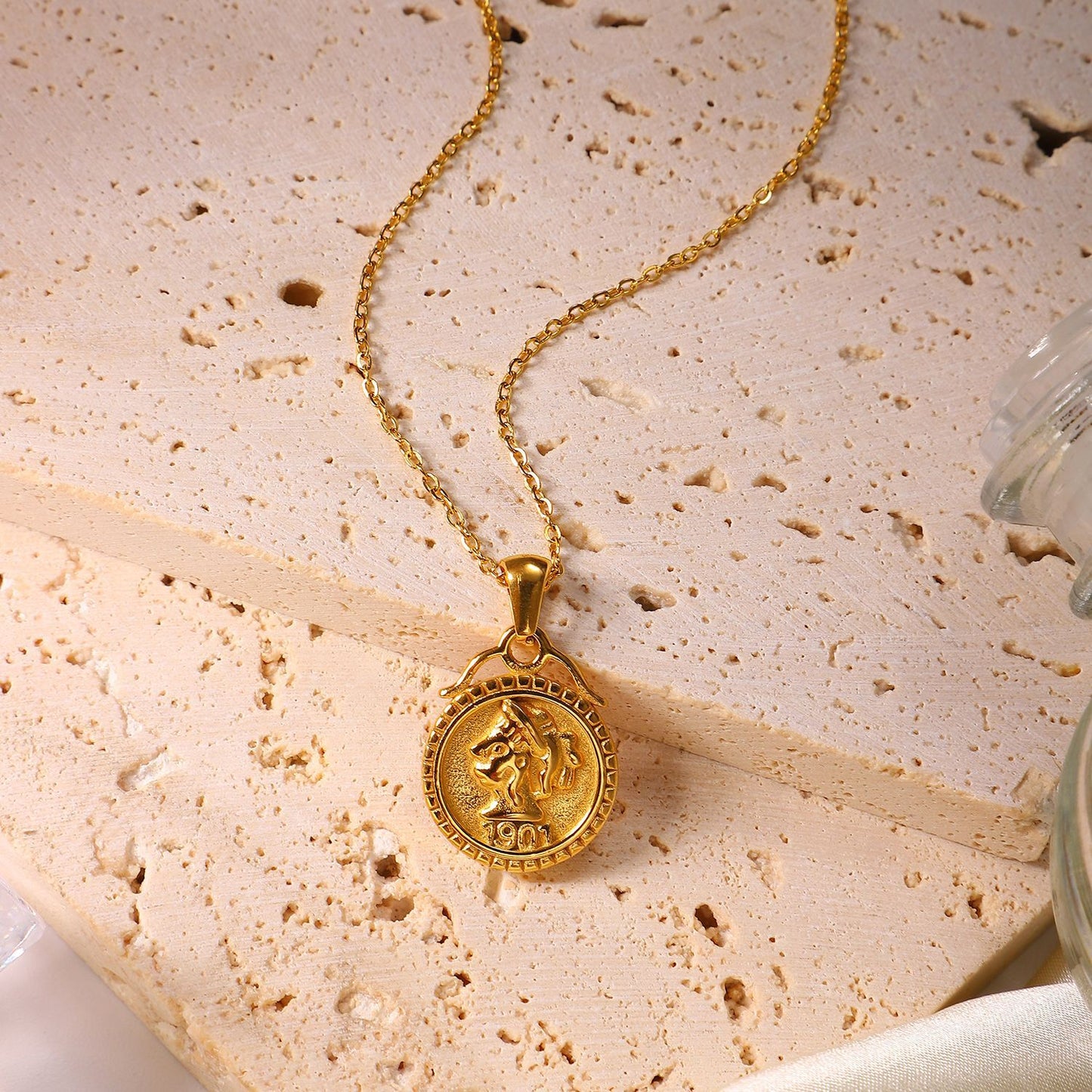 5pcs Stylish 18K Stainless Steel Double-Sided Three-Dimensional Relief 1901 Queen Elizabeth Head Coin Pendant Necklace