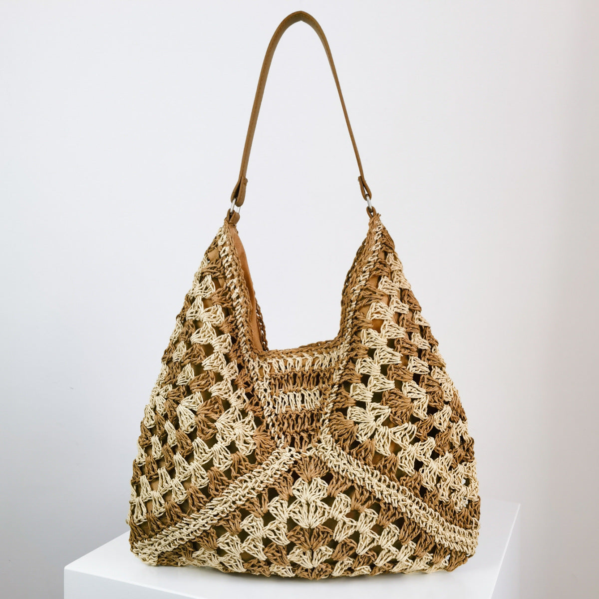 The New Hand-Made Straw Hollow Square Flower Big Triangle Color Contrast Woven Shoulder Bag