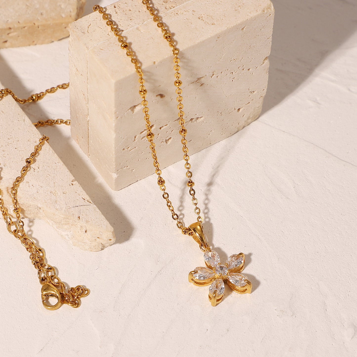 5pcs New Flower Necklace 18K Gold Plated Stainless Steel 16Mm White Zircon Five-Petal Flower Pendant Necklace For Women