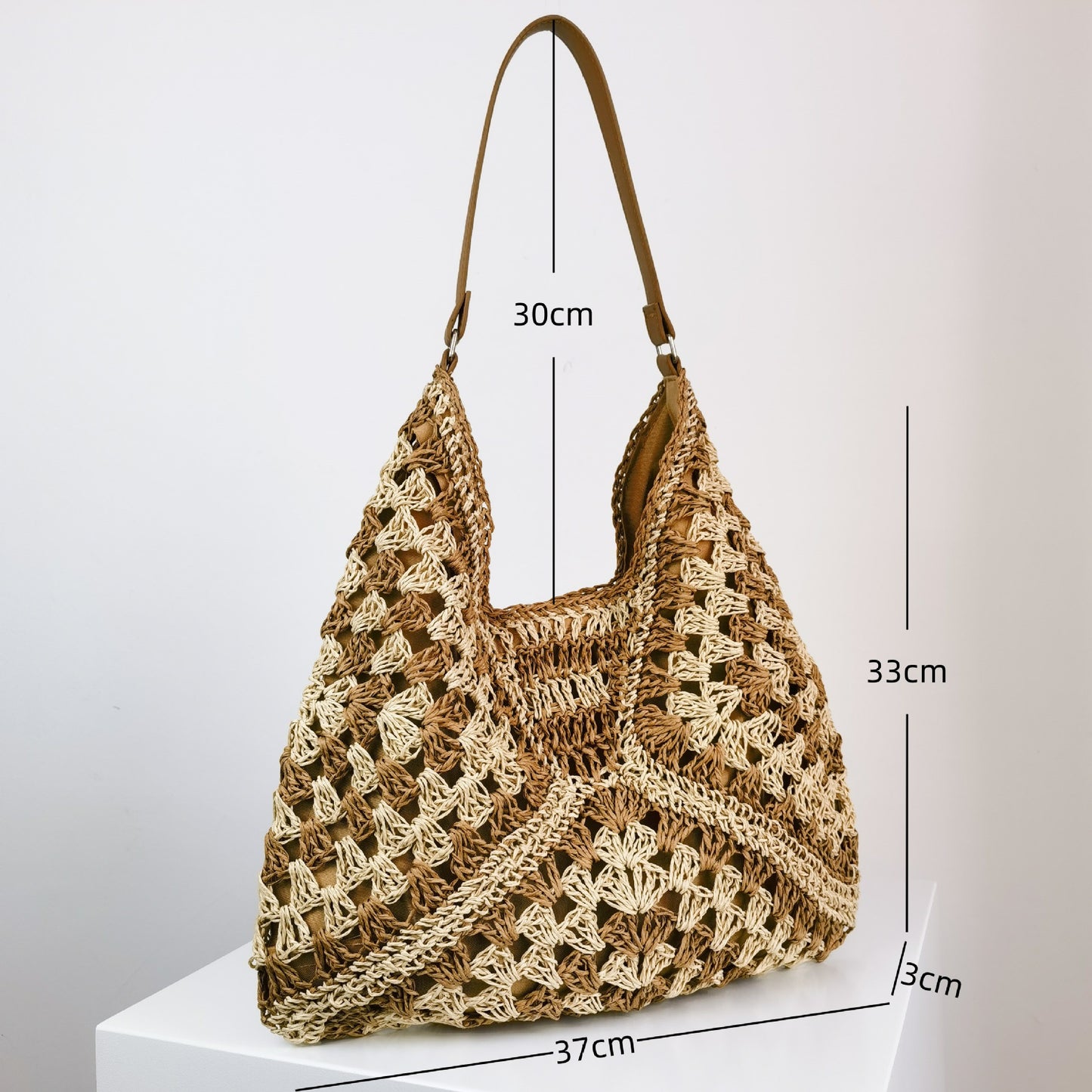 The New Hand-Made Straw Hollow Square Flower Big Triangle Color Contrast Woven Shoulder Bag